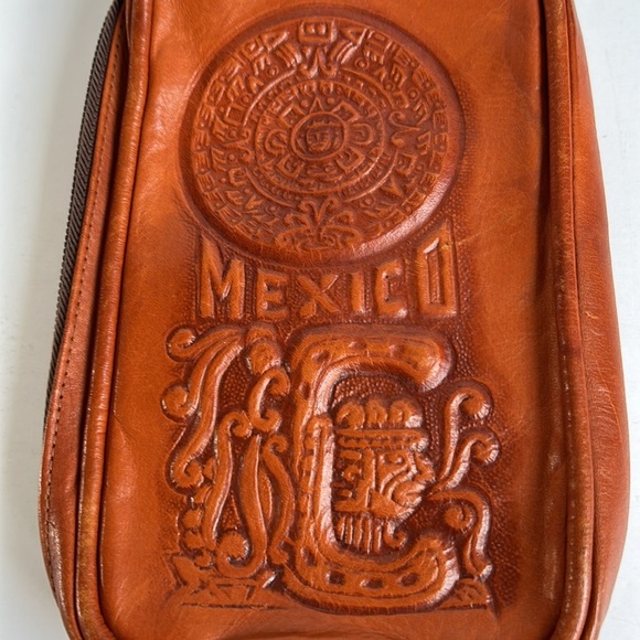 Made in Mexico hand tooled brown leather wristlet eagle and Mexico zip close - Picture 5 of 11